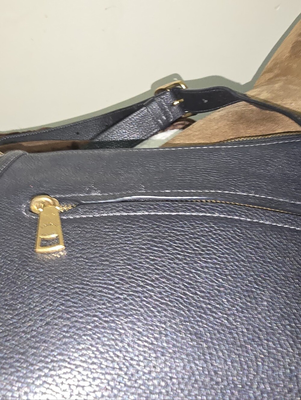 Classic Chaise Black Leather Crossbody Bag - Picture 4 of 9